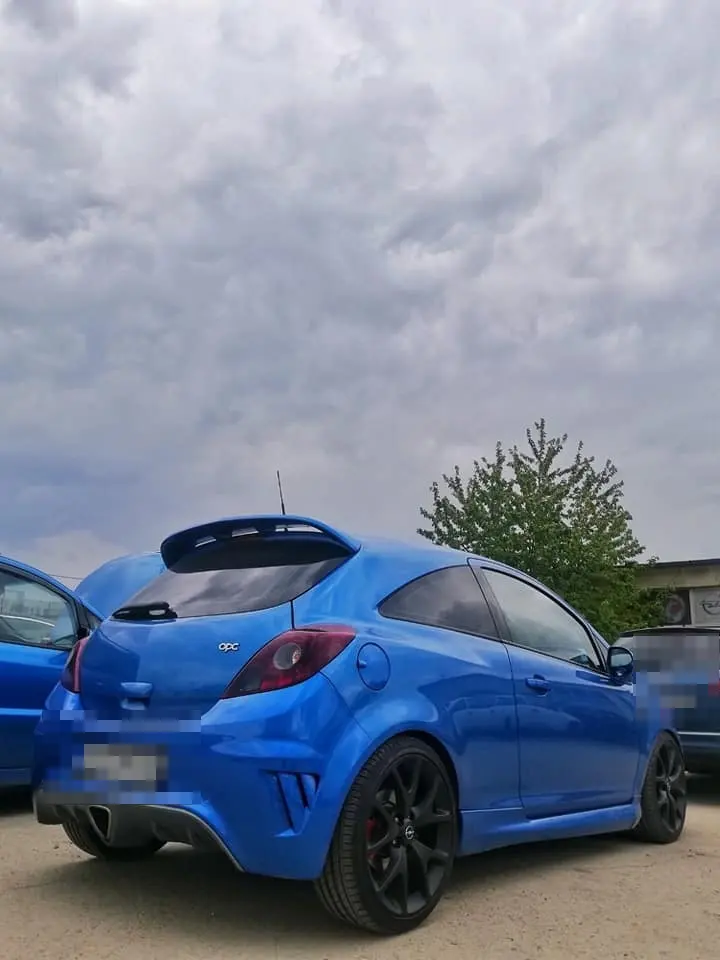 Изцяло къстъм генерация и крайно гърне от „Zender Motor Sport“.