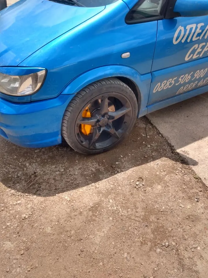 В момента колата е с дискове „Speedmax“ и накладки „Ate“.